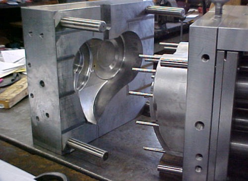 Matched core and cavity halves for the compact closure