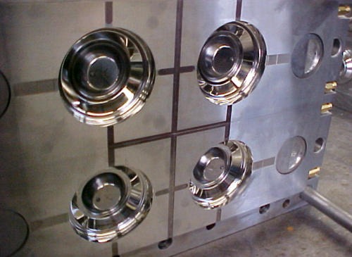 Four mirror-polished lid cavities in the mold plate