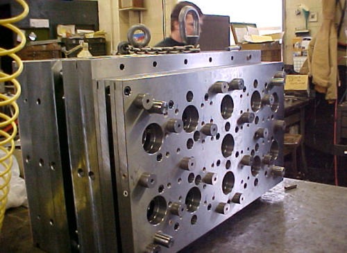 Cavity plate with hot runner detail