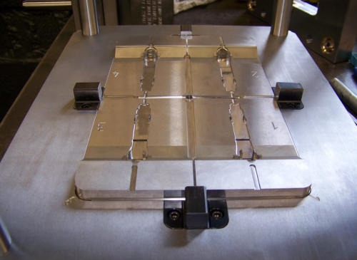 Balanced runner layout for the handle mold