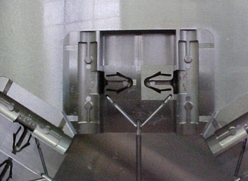 Slide assembly for the cross fitting mold
